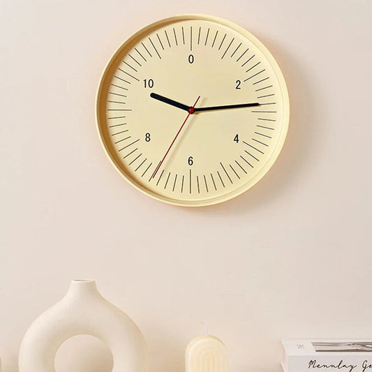 Kulaté minimalistické nástěnné hodiny s barevným pop akcentem, analogový design
