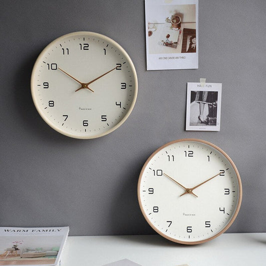 Minimalistické moderní dřevěné nástěnné hodiny v hnědé a krémové barvě