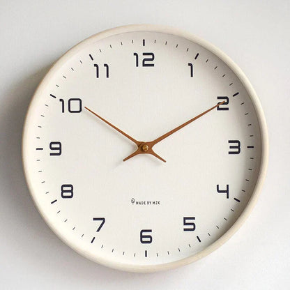 Minimalistické moderní dřevěné nástěnné hodiny v hnědé a krémové barvě